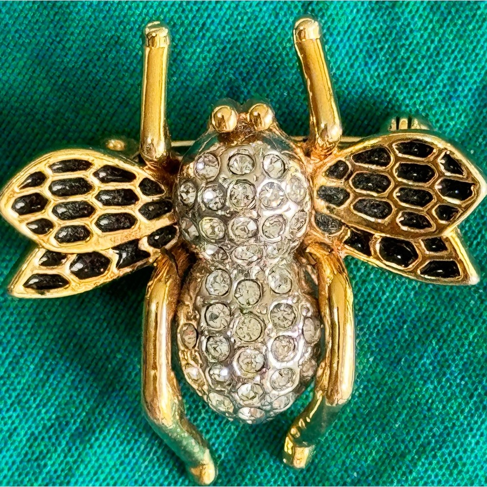 BUMBLE BEE. Brooch/Pin. Gold tone. Crystals on body. Black detail on win…